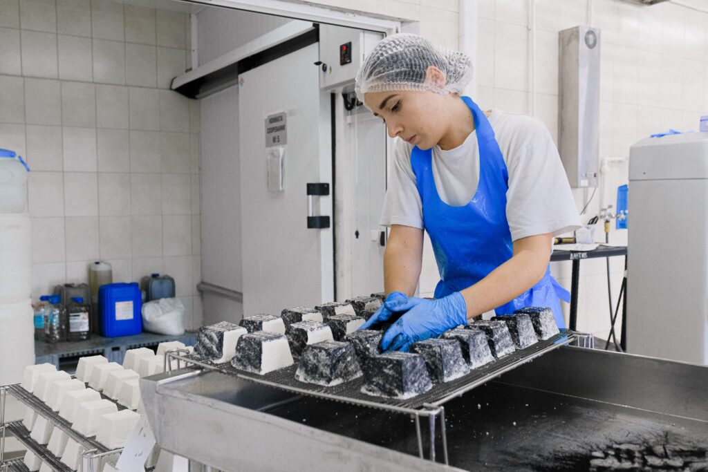 Trabajadora empacando producto en una línea de producción de alimentos