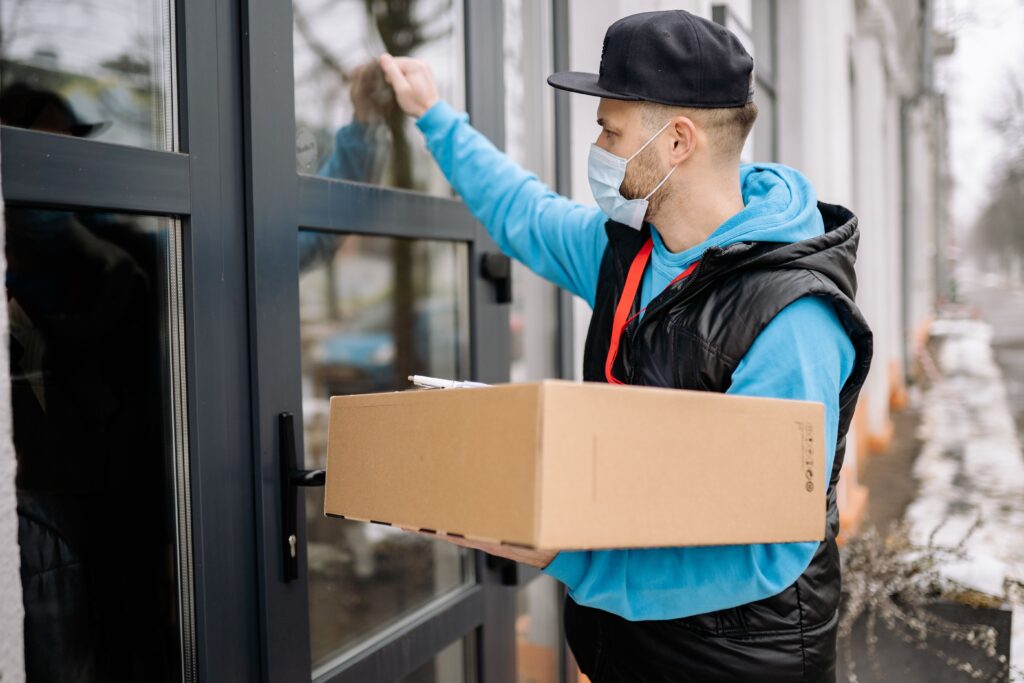 Repartidor entregando un pedido en la puerta de un cliente