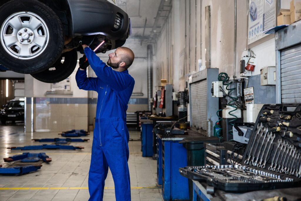 Mecánico realizando mantenimiento a un vehículo en un taller automotriz