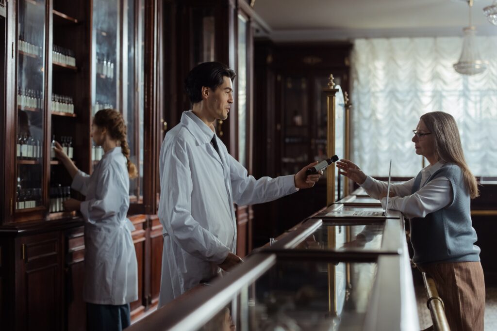 Farmacéutico entregando un producto a una clienta en el mostrador