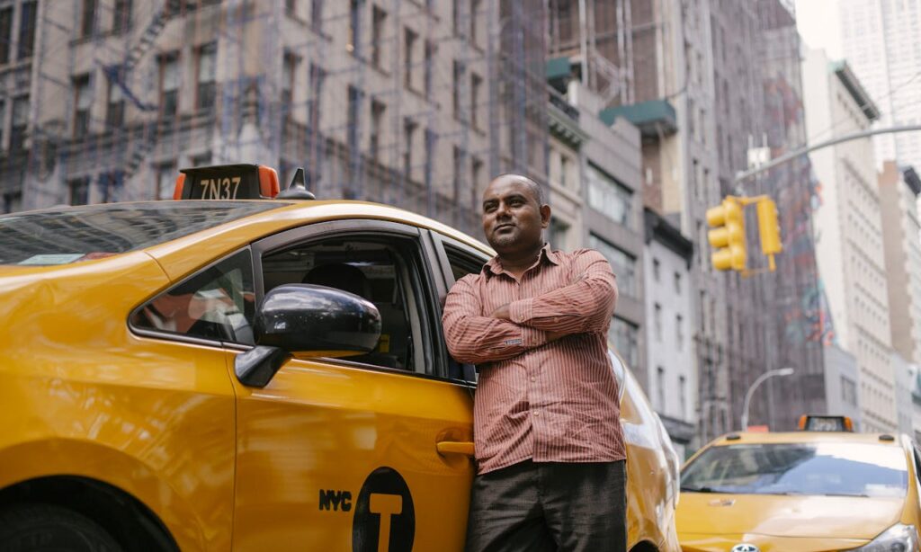 Conductor latino manejando para Uber en Estados Unidos 2026