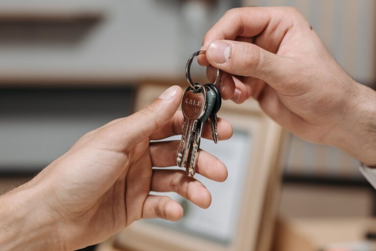 Entrega de llaves de un apartamento en alquiler entre dos personas